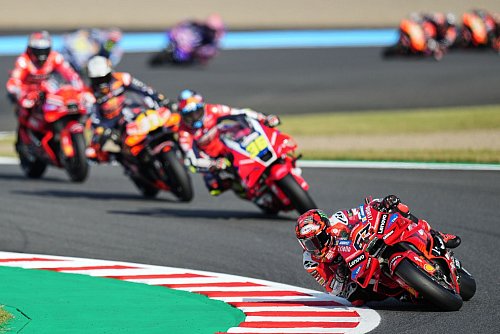 War in Motegi nicht zu schlagen: Sprint- und Rennsieger Francesco Bagnaia - © Hiro Komae/AP/dpa