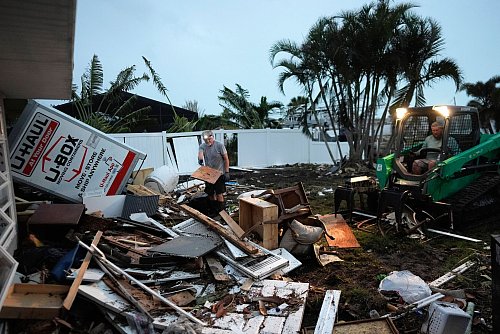 In Florida gehen die Aufräumarbeiten weiter. - © Rebecca Blackwell/AP/dpa