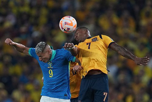 Zweikämpfe ja, Tore nein: Ecuador und Brasilien spielten 0:0. - © Dolores Ochoa/AP/dpa