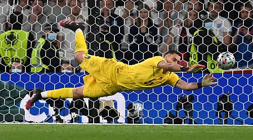 Italien hat keine Torwartsorgen: Gianluigi Donnarumma ist aktuell in Topform. - © Paul Ellis/Pool AFP/AP/dpa