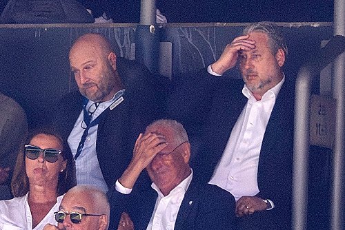 Betretene Miene bei Sportchef Dufner (l). Nach nur fünf Monaten im Amt ist schon wieder Schluss - © David Inderlied/dpa