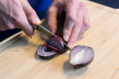 Unerlässlich beim Zwiebelschneiden ist ein sehr scharfes Messer. - © Karolin Krämer/dpa-tmn