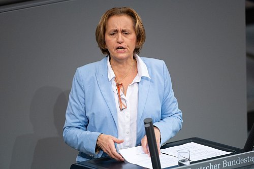 Beatrix von Storch (AfD) sagt, in dem Antrag von Union, SPD, Grüne und FDP seien auch Ideen ihrer Partei zu finden. - © Christophe Gateau/dpa