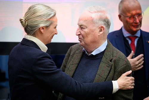 AfD-Mitgründer Alexander Gauland zieht sich doch noch nicht zurück und wird Ehrenvorsitzender der Fraktion. - © Bernd von Jutrczenka/dpa