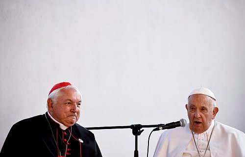 Der Erzbischof von Marseille, Jean-Marc Aveline (l), gilt wie der verstorbene Papst Franziskus als volksnah. (Archivbild) - © Yara Nardi/Reuters/dpa