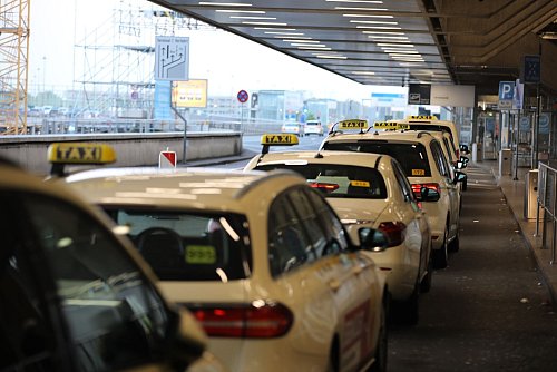 Für viele Reisende geht es nach dem Urlaub wieder nach Hause. - © Sascha Thelen/dpa