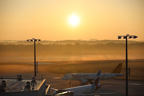 Hundertausende Reisende konnten die größten Airports in NRW in den Osterferien verbuchen. - © Sascha Thelen/dpa