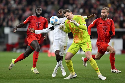 Verhängnisvoller Zusammenstoß mit Leverkusens Frimpong für Manuel Neuer - © Sven Hoppe/dpa