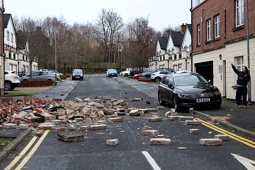 Der Sturm riss Bäume heraus und beschädigte Häuser teils erheblich. - © --/AP/dpa