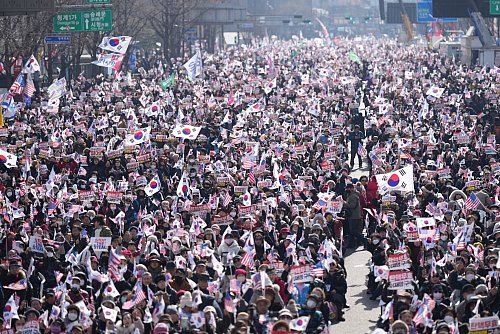 Tausende Menschen gingen in Seoul für Yoon auf die Straße. - © Lee Jin-man/AP/dpa