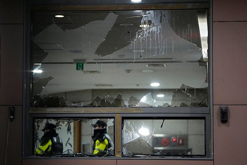 Wütende Demonstranten zerschlugen Scheiben des Gerichts in Seoul. - © Ahn Young-joon/AP/dpa