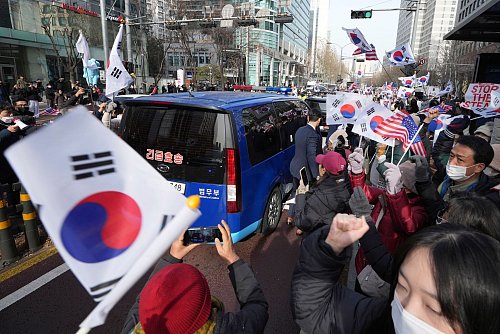 Anhänger des suspendierten Präsidenten protestierten gegen das Vorgehen der Behörden. - © Lee Jin-man/AP/dpa