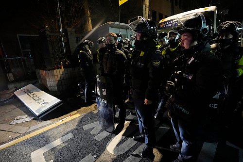 Die Polizei stellte sich den Demonstranten vor dem Gerichtsgebäude in Seoul in den Weg. - © Ahn Young-joon/AP/dpa