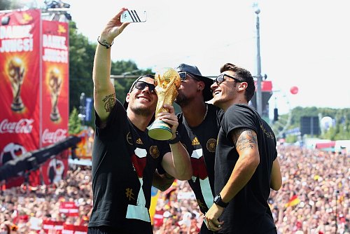Weltmeister: 2014 feierte Jérôme Boateng (M.) seinen größten Triumph. (Archivbild) - © Alex Grimm/Bongarts/dpa