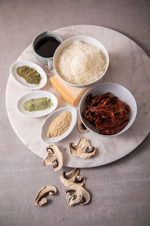Ist das Essen nicht ganz rund, fehlt meist Umami. Den bekommt man durch Parmesan, Sojasoße, Hefeflocken, getrocknete Tomaten, getrocknete Pilze wie Champignons, gemahlenem Liebstöckel oder Selleriesalz. - © Christin Klose/dpa-tmn