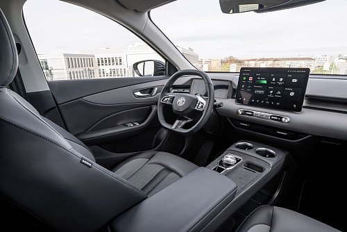Etwas von allem - und gut bedienbar: Solider Material-Mix, Bildschirme und auch noch ein paar klassische Schalter. - © Marcus Werner/MG Motor Deutschland/dpa-tmn