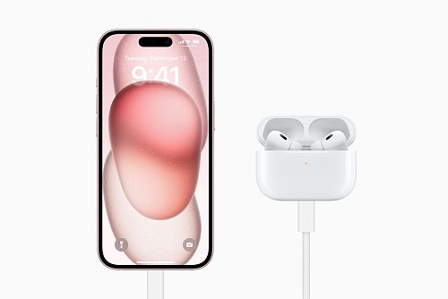 Das Standardmodell des iPhone 15 bietet eine Neuerung, die noch vor einem Jahr exklusiv dem Pro-Modell vorbehalten war: das sogenannte Dynamic Island. - © Apple/dpa-tmn