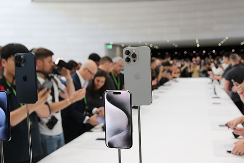 Großes Interesse: Das neue iPhone 15 Pro wurde in Cupertino vorgestellt. - © Christoph Dernbach/dpa-tmn