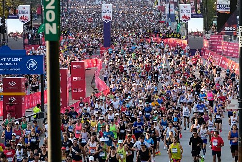 Der Chicago-Marathon ist bekannt für seine schnellen Zeiten. - © Nam Y. Huh/AP/dpa
