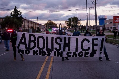 In dem Vorort von Chicago wird seit Wochen gegen das Vorgehen der Einwanderungsbehörde ICE protestiert. (Archivbild) - © Adam Gray/AP/dpa