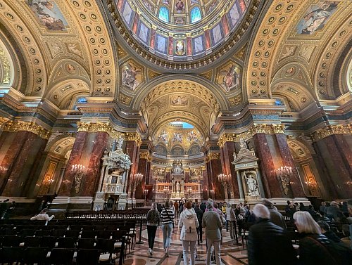 Innenansicht einer Kirche: St.-Stephans-Basilika in Budapest. - © Françoise Hauser/dpa-tmn