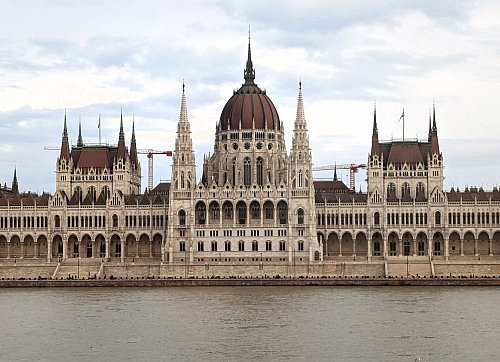 Eines der weltweit größten seiner Art: das Parlamentsgebäude in Budapest. - © Françoise Hauser/dpa-tmn