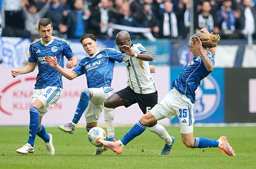 Schalke und Elversberg lieferten sich enge Zweikämpfe. - © Bernd Thissen/dpa