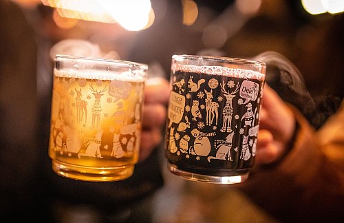 Weiß oder rot - in einen Glühwein gehören auf jeden Fall ein guter Wein und weihnachtliche Gewürze. - © Christoph Schmidt/dpa/dpa-tmn