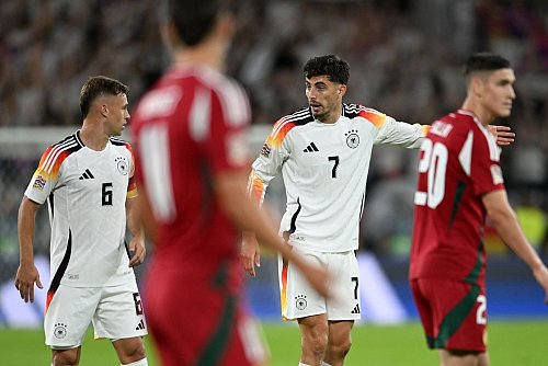 Joshua Kimmich (l.) agierte als neuer DFB-Kapitän. - © Fabian Strauch/dpa