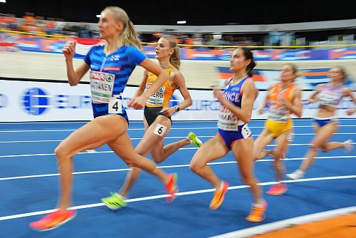 800-Meter-Läuferin Majtie Kolberg (Zweite v. l.) ist im Vorlauf überraschend ausgeschieden. - © Peter Dejong/AP/dpa
