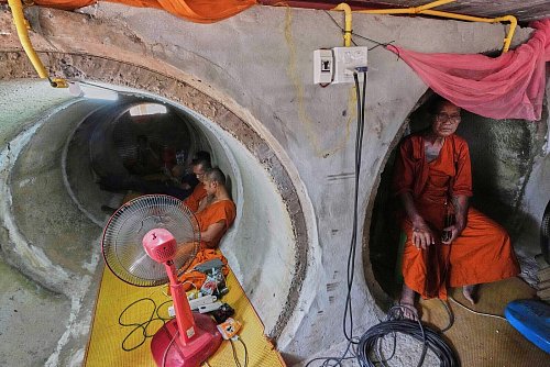 Die Menschen auf beiden Seiten leben derzeit in Angst vor dem Artilleriefeuer. - © Sakchai Lalit/AP/dpa