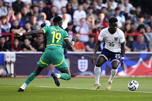 Englands Bukayo Saka (rechts) tat sich mit seinem Team gegen Senegal schwer - © Nick Potts/PA Wire/dpa