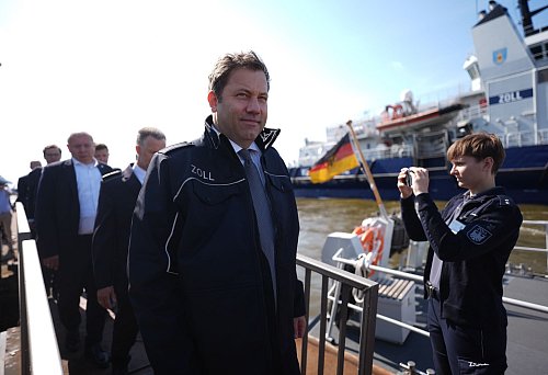 Finanzminister Klingbeil hat in Hamburg die Zoll-Jahresbilanz vorgestellt. - © Marcus Brandt/dpa