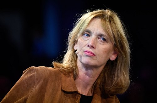 Familienministerin Karin Prien will den Mutterschutz für Selbstständige verbessern. - © Bernd von Jutrczenka/dpa