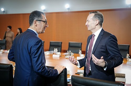 Agrarminister Özdemir und Verkehrsminister Wissing übernehmen zusätzliche Aufgaben in der rot-grünen Minderheitsregierung. - © Kay Nietfeld/dpa