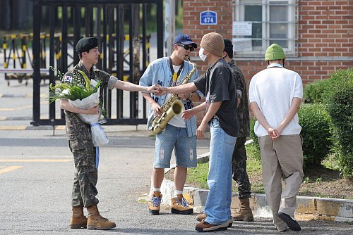 BTS-Sänger Jin nach seiner Entlassung aus de, Militärdienst zusammen mit seinen Bandmitgliedern. - © Im Byung-shik/Yonhap/AP/dpa