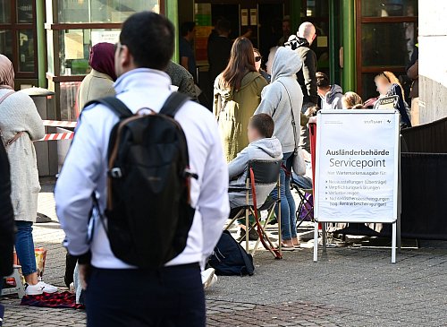 Durch verkürzte Fristen für Einbürgerungen und die neue Regelung zum Doppelpass dürfte die Zahl derjenigen, die deutsche Staatsbürger werden, erst einmal weiter steigen. Ob die Reform nach der Bundestagswahl Bestand haben wird, ist noch offen. (Archivbild) - © Bernd Weißbrod/dpa