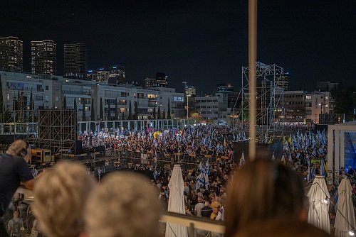 Auch in Israel dauern die Proteste an. - © Ilia Yefimovich/dpa