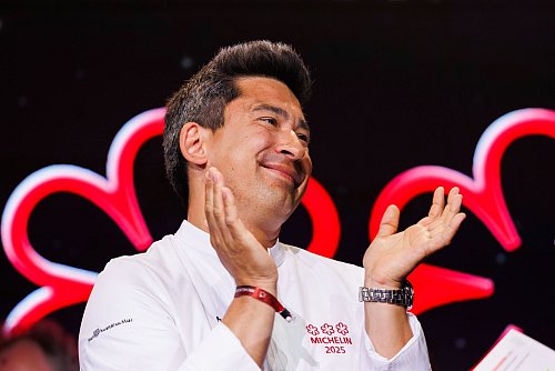 Drei Sterne seien für ihn ein Traum gewesen, dann ein Ziel und letztlich auch Mindset, erklärte Tohru Nakamura, Küchenchef im Restaurant Tohru in München. - © Lando Hass/dpa