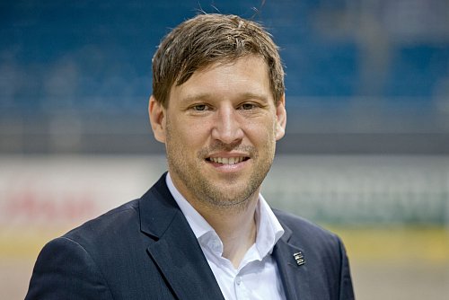 DEB-Generalsekretär Claus Gröbner rechnet mit einer vollen Halle gegen die USA - © Daniel Karmann/dpa