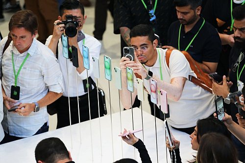 In diesem Jahr sollen die Displays der Pro-Modelle etwas größer werden. (Archivbild) - © Christoph Dernbach/dpa
