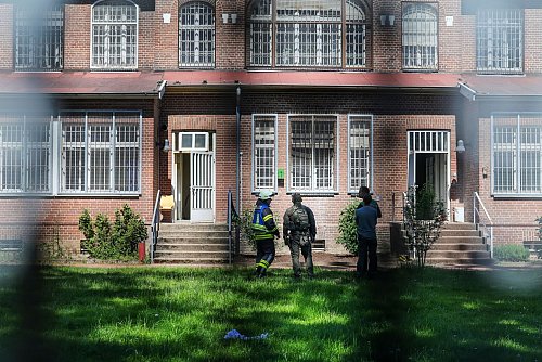 Polizei und Feuerwehr rückten mit einem Großaufgebot aus. - © Christoph Reichwein/dpa