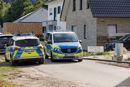 Großeinsatz der Polizei in Lübbecke bei Bielefeld. Aus einem Haus soll auf ein gegenüberliegendes Haus geschossen worden sein. - © Friso Gentsch/dpa