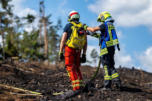 Aktuell seien rund 500 Helfer im Einsatz. - © Jacob Schröter/dpa