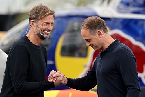 Der Chef und sein Star-Einkauf: Red-Bull-Chef Oliver Mintzlaff (r) und Jürgen Klopp. - © Jan Woitas/dpa