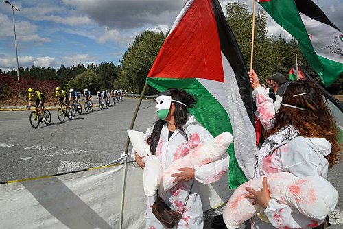 Pro-palästinensischer Protest bei der Vuelta. - © Carlos Castro/EUROPA PRESS/dpa