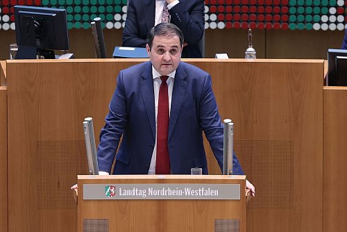 Nordrhein-Westfalens Minister für Internationales, Nathanael Liminski (CDU), erklärt im Düsseldorfer Landtag, warum Amerika wichtig bleibt - egal, wer im Weißen Haus residiert. - © David Young/dpa