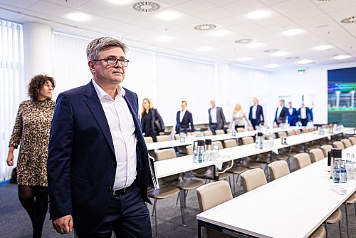 VW-Verhandlungsführer Arne Meiswinkel nannte erstmal Details zu den Sparplänen des Konzerns. - © Moritz Frankenberg/dpa