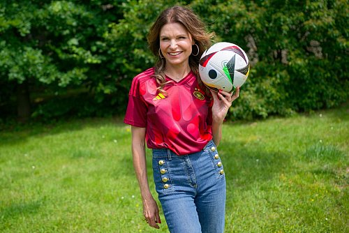 Schauspielerin Tabea Heynig kickt manchmal mit ihrem kleinen Sohn. - © Henning Kaiser/dpa