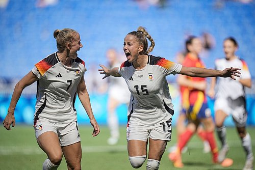 Bayerns Giulia Gwinn (r) ist gegen England DFB-Kapitänin, Vereinskollegin Lea Schüller fällt aus. - © Laurent Cipriani/AP/dpa